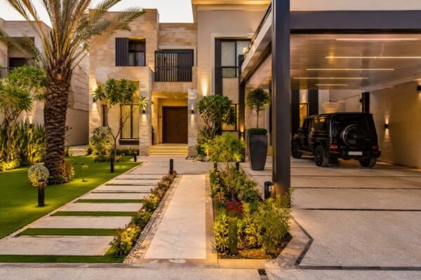 حديقة منزلية بالرابية مع موقف سيارات ومساحات خضراء