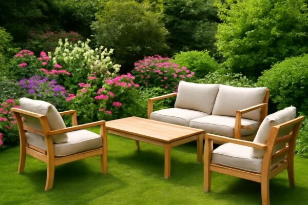 منطقة مريحة للجلوس في الحديقة مع أرائك وكراسي خشبية محاطة بالنباتات المزهرة